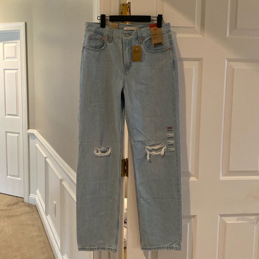 Levi’s Low Pro Women’s Jeans. NWT. Size 28.